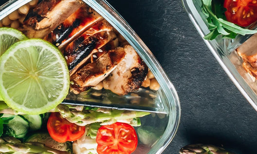 Meal Prep mit Hähnchen und frischem Gemüse.