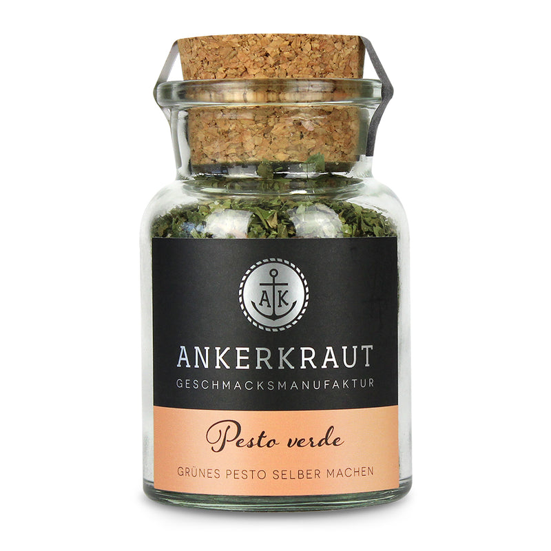 Ankerkraut Pesto Verde im Korkenglas auf weißem Hintergrund.